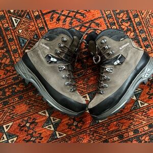 LOWA Men’s Gortex Hiking Boots - size 9
